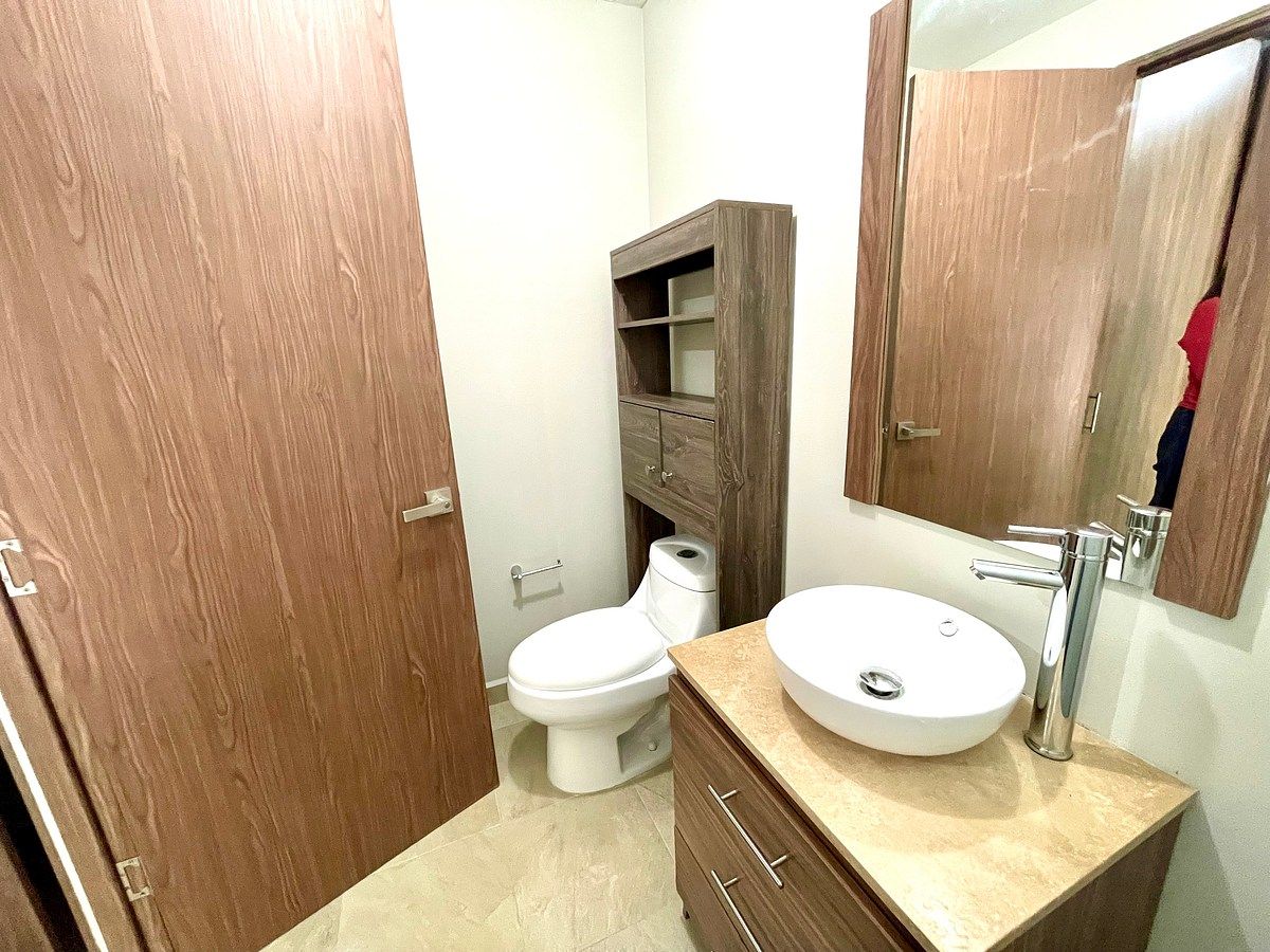 Baño de recámara principal, foto 7 de 16