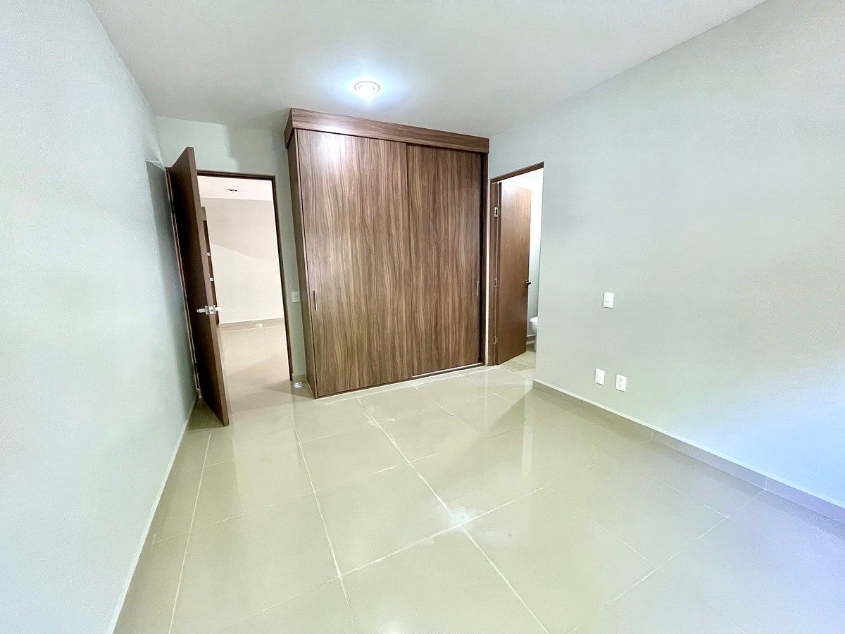 Recámara principal con clóset y baño propio, foto 5 de 16