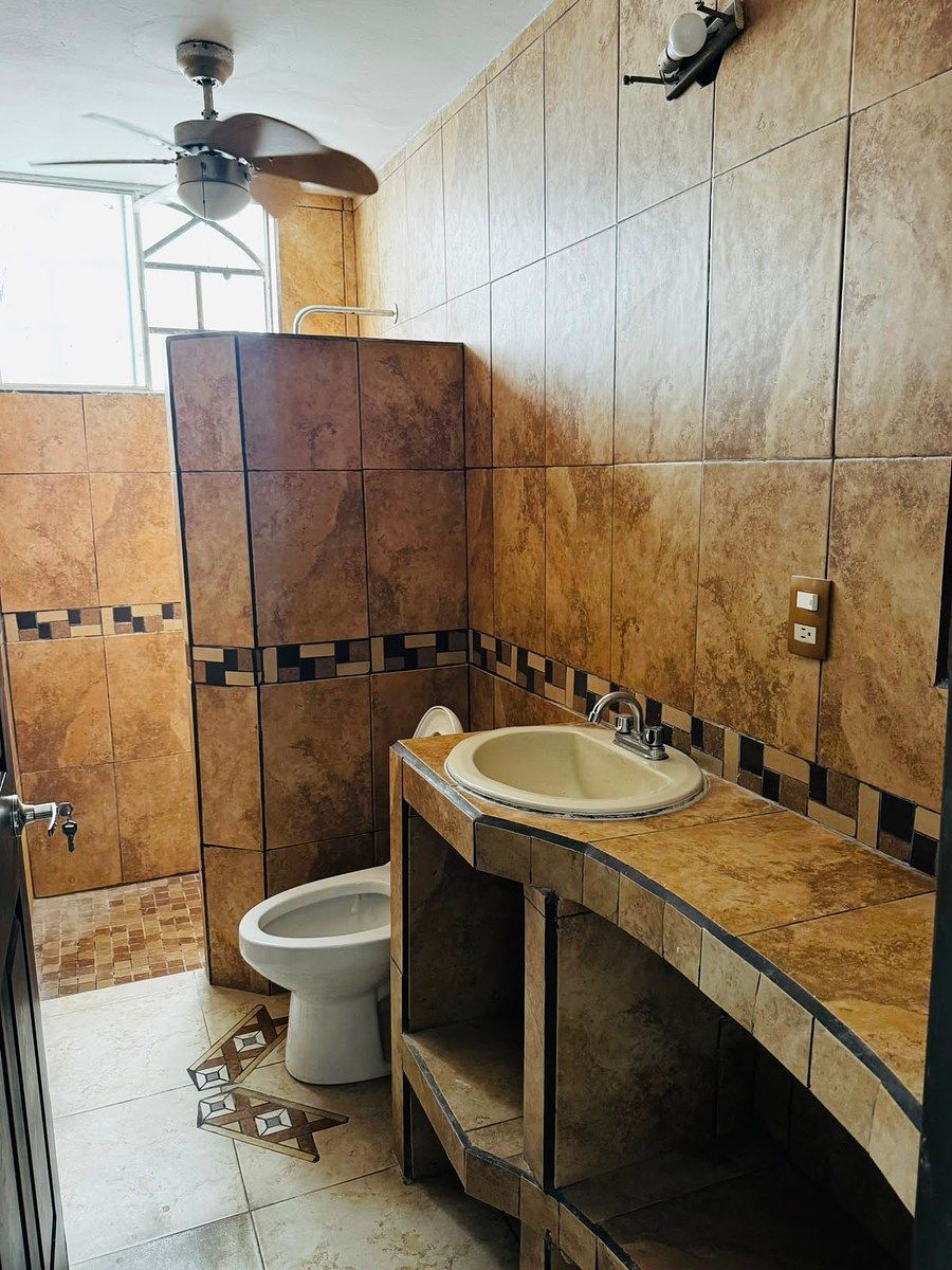 Baño Planta Baja, photo 19 of 21