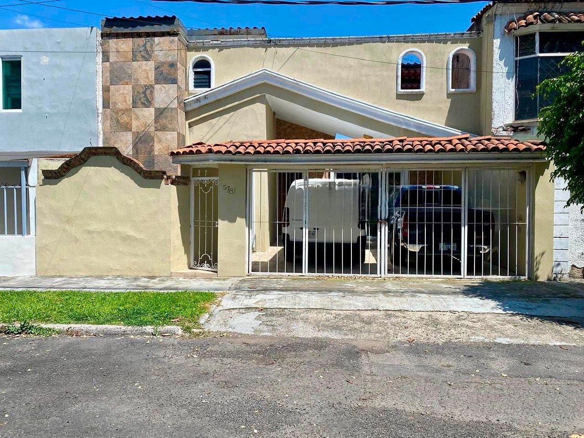 Casa en Venta en colonia Las Águilas, calle Cuitzmala., foto 1 de 19