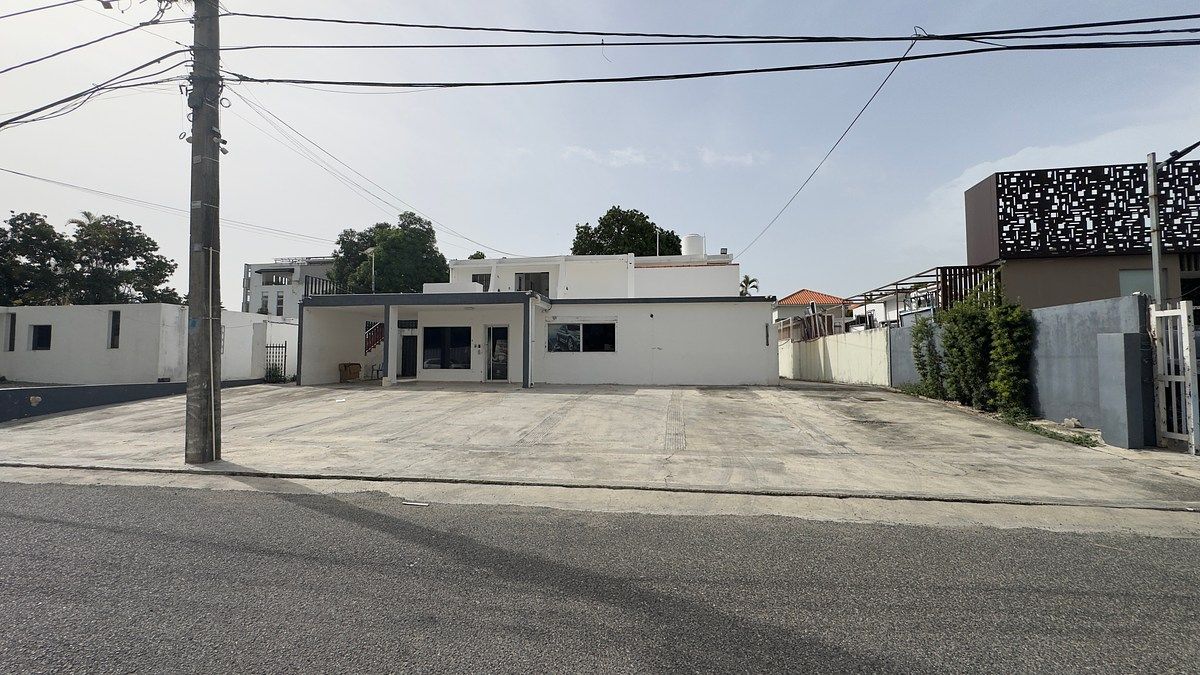 Casa-local en alquiler, 25 parqueos, sector Renacimiento, foto 1 de 13