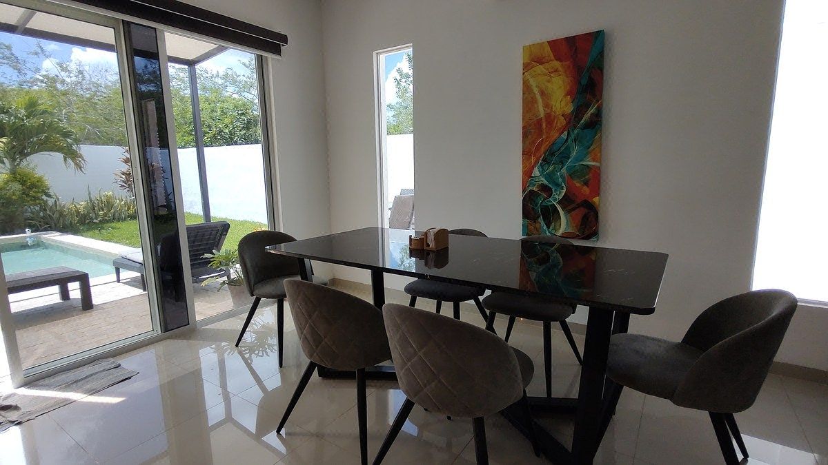 Casa en Venta en Privada en Conkal, con Paneles Solares. Infonavit