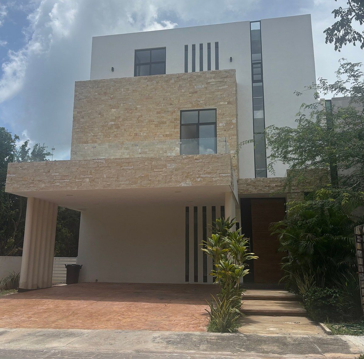 Casa con tres recámaras y estudio, foto 1 de 16