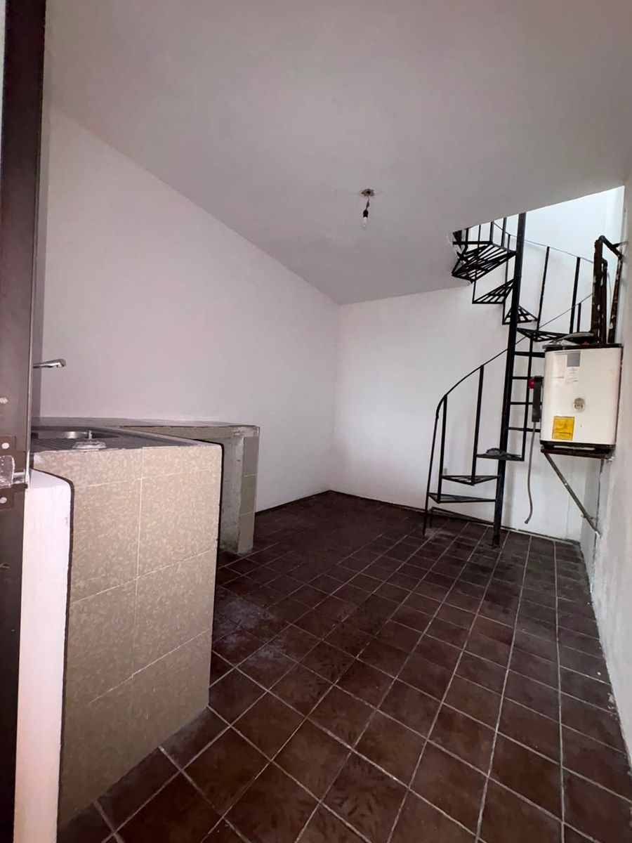Espacio para cocina con escalera de servicio, photo 14 of 15