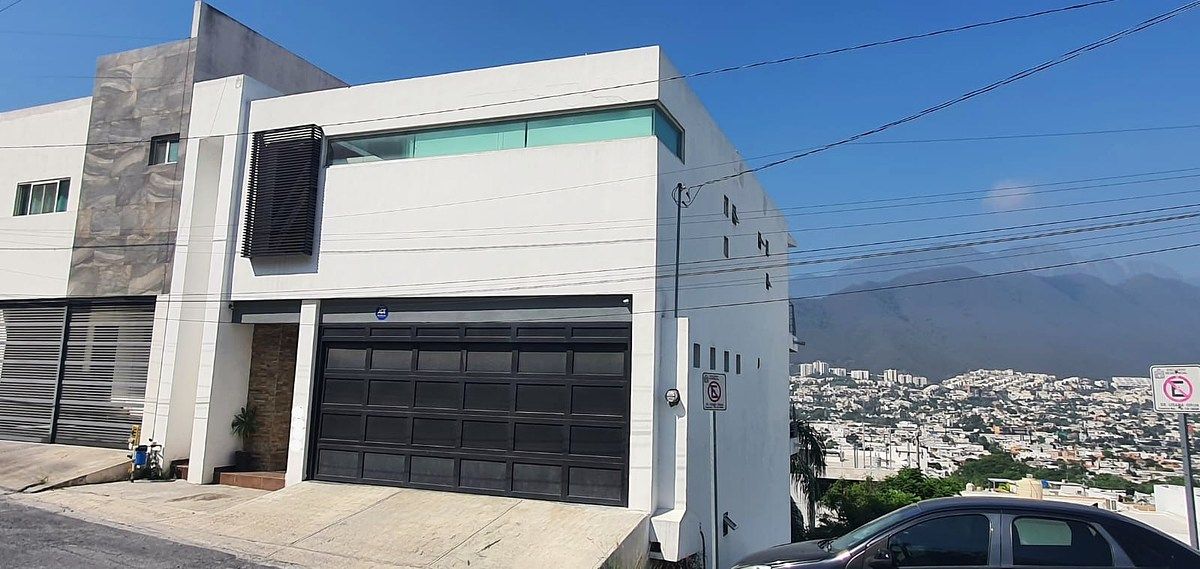 HOUSE FOR SALE IN SOUTH MONTERREY, photo 1 of 11