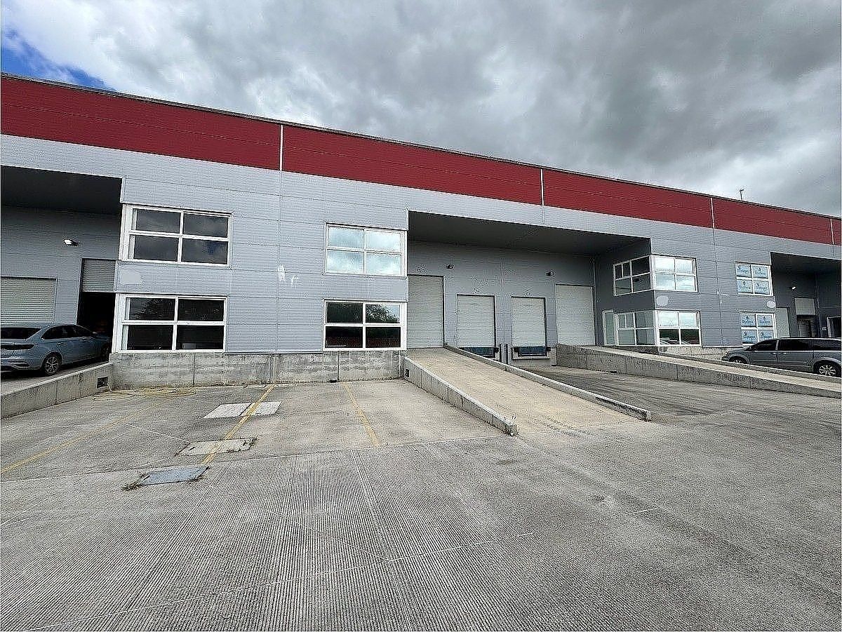 BODEGA CON OFICINAS Rampa y andén junto Aeropuerto, foto 1 de 15