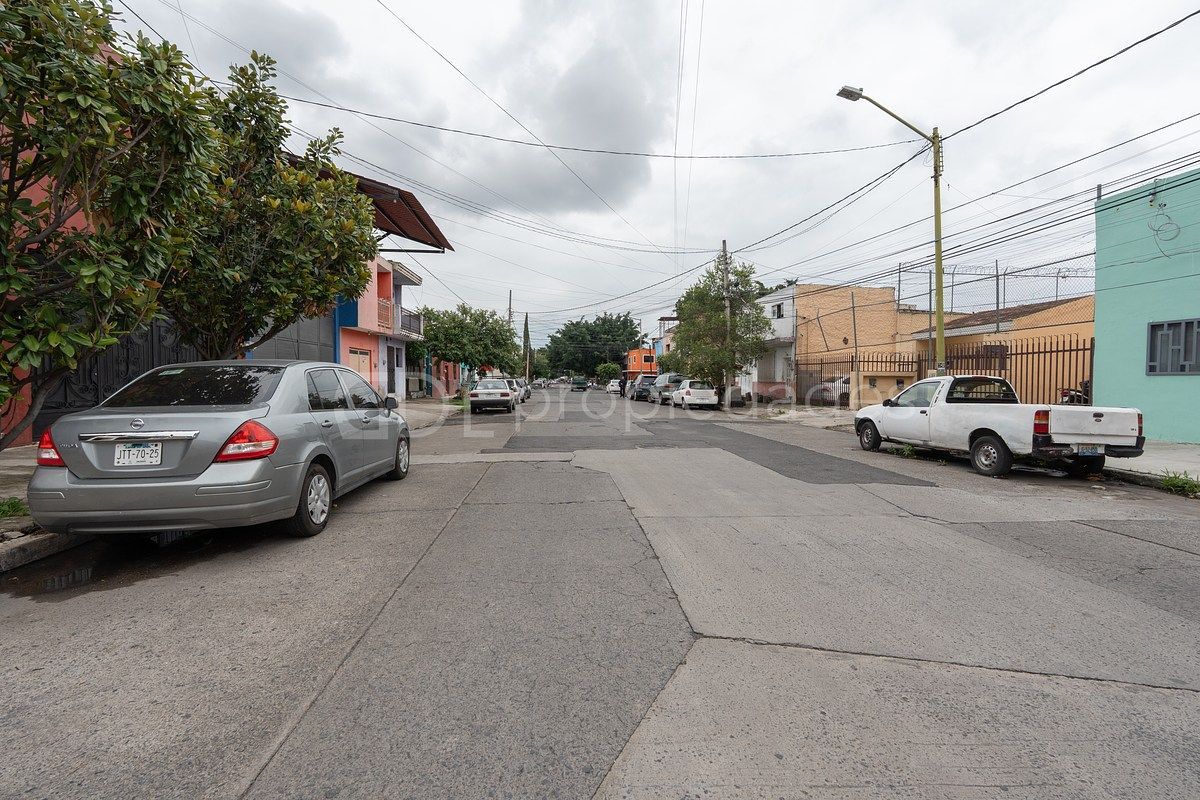 VENTURA ANAYA CASA MUY AMPLIA EN VENTA - foto 3