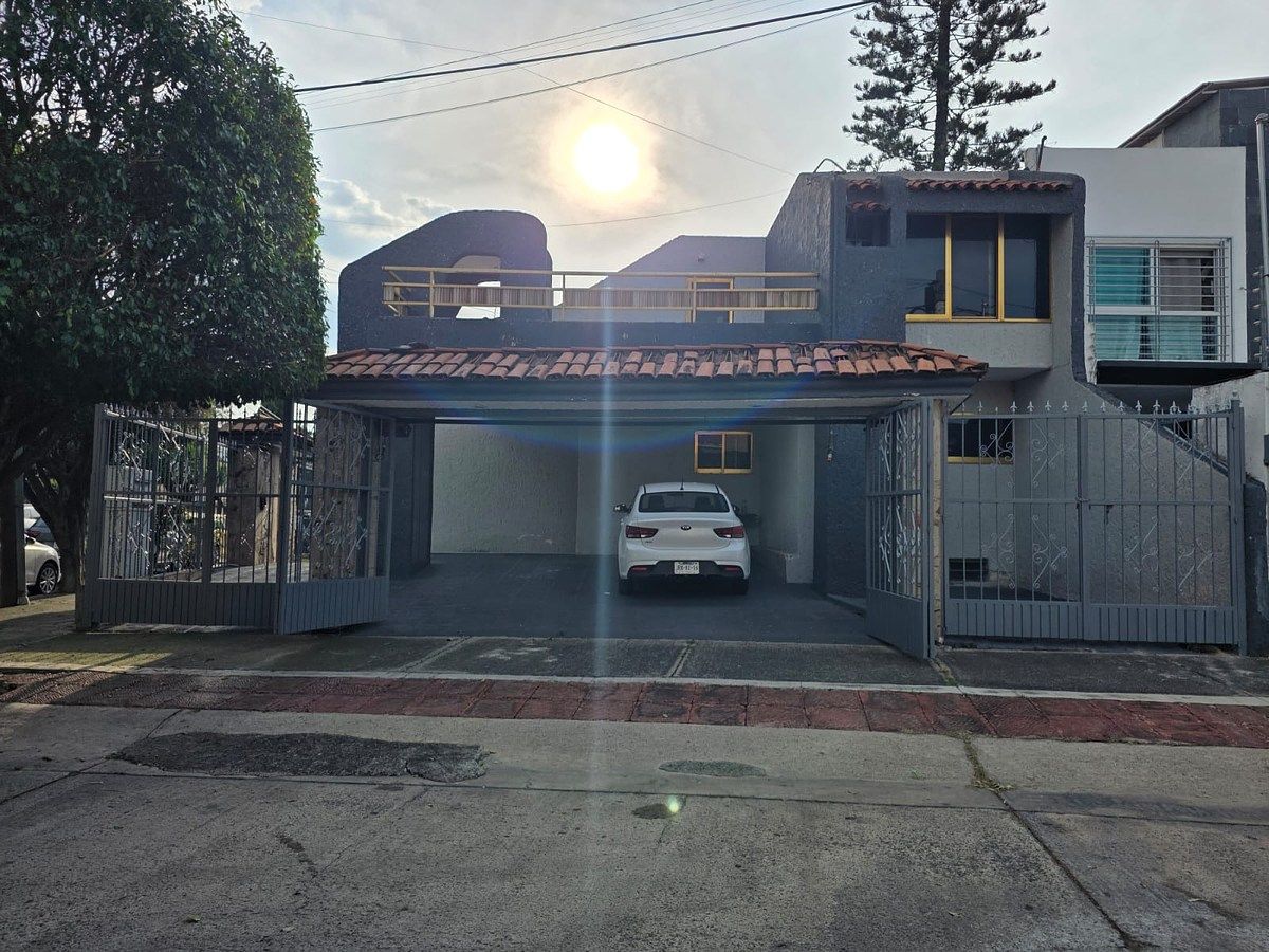 HOUSE FOR SALE ON CORNER – LA ESTANCIA, ZAPOPAN, photo 1 of 27
