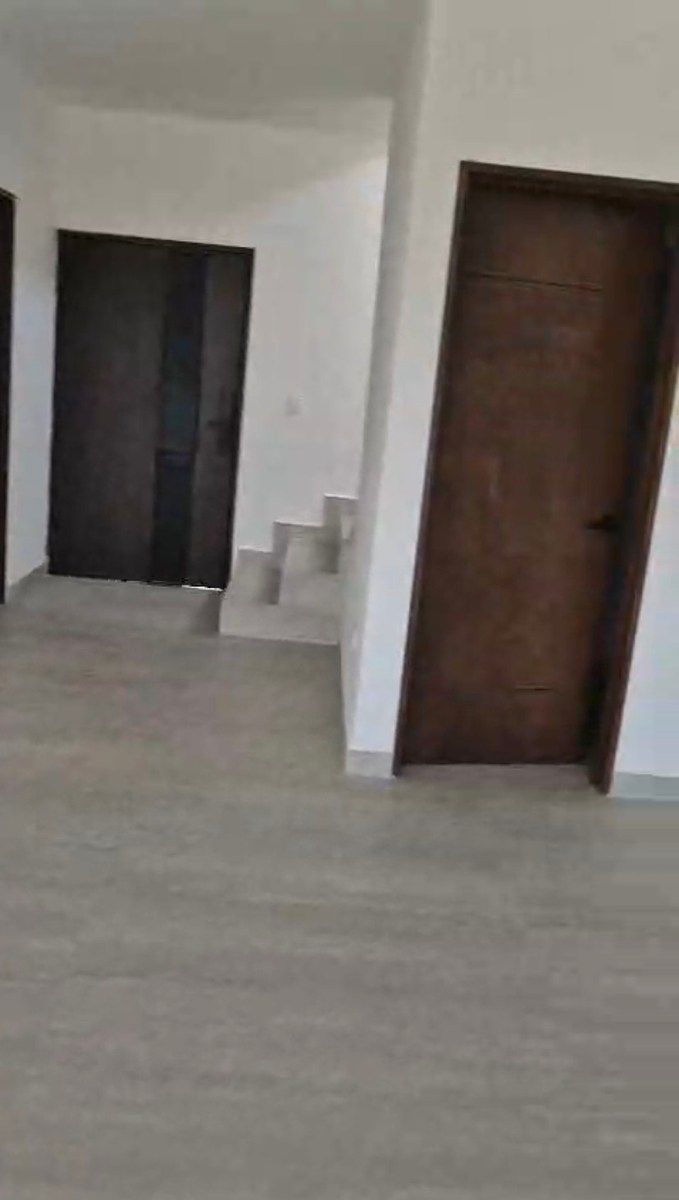 Entrada a la casa con sus escaleras y medio baño, foto 2 de 9