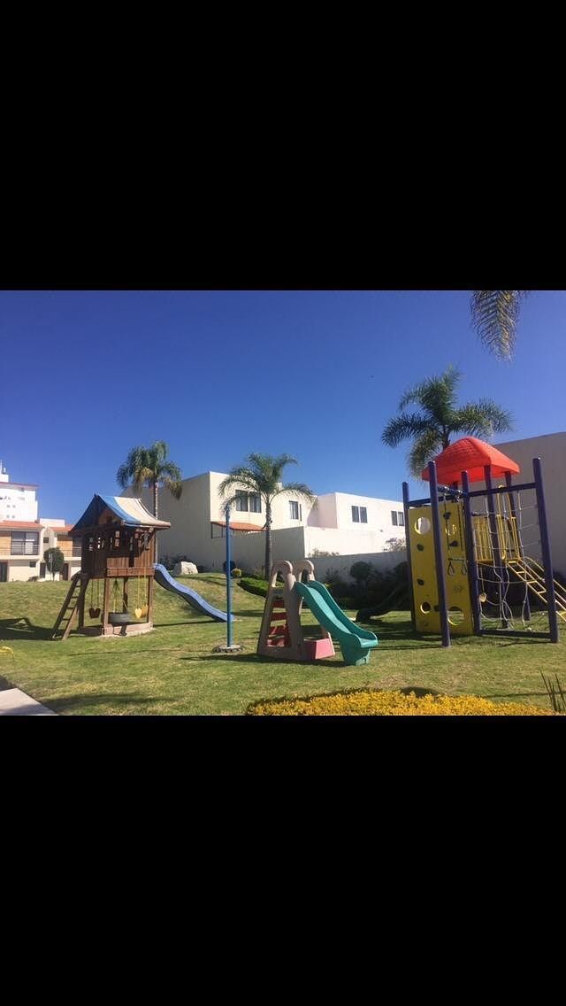 casa en venta en santa fe juriquilla remodelada, 3 rec y sala de tv en pb