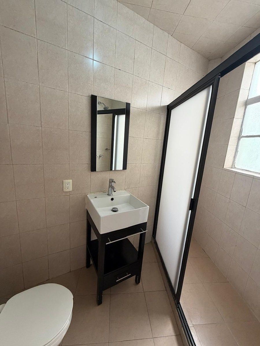 Baño, photo 8 of 8