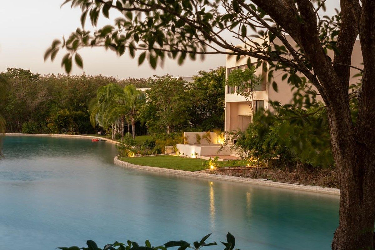 LINDA CASA À BEIRA DO LAGO NO YUCATÁN COUNTRY CLUB, foto 1 de 20