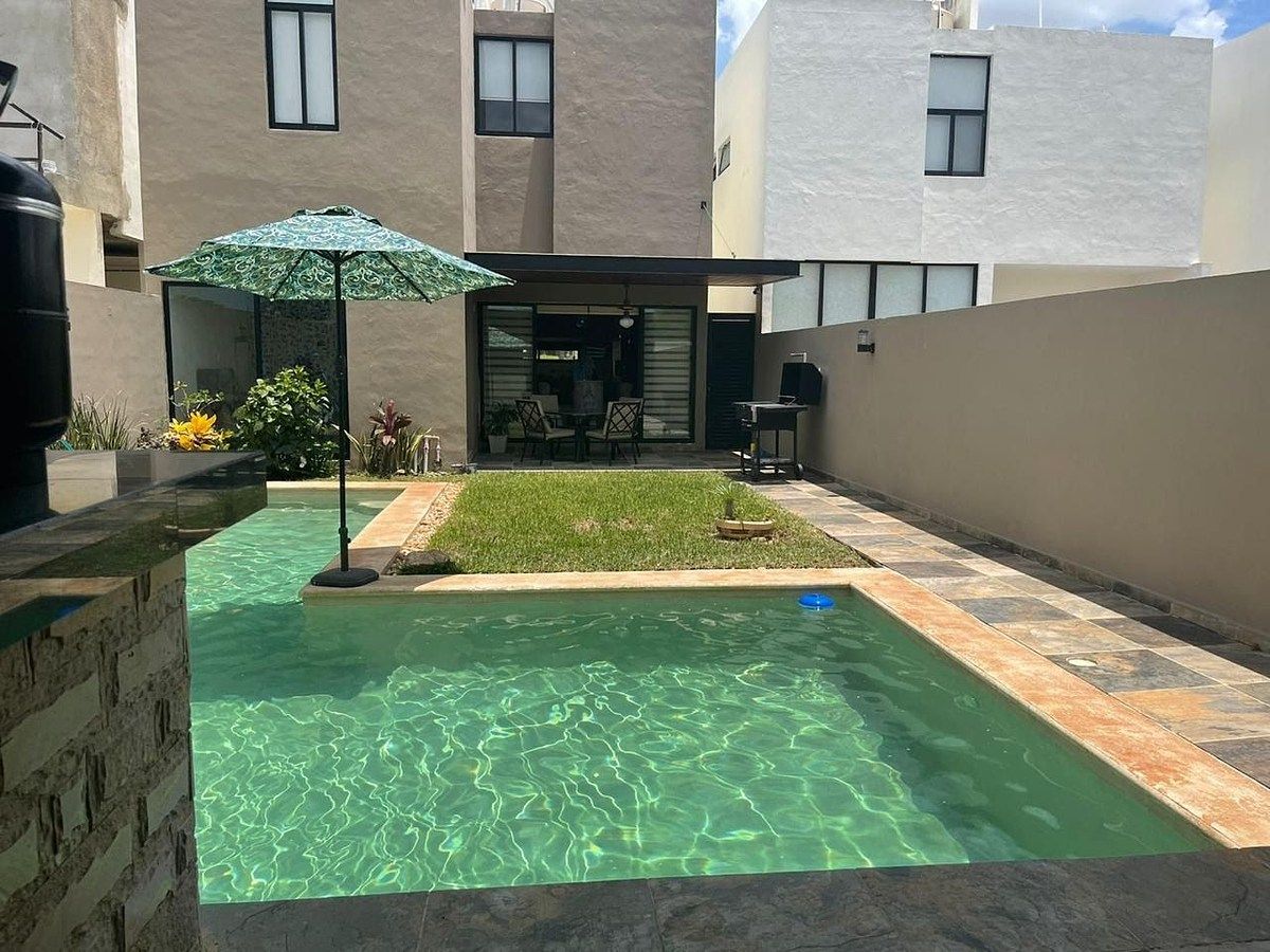 Casa en Venta en Privada de Conkal con Alberca y Paneles Solares, foto 1 de 13