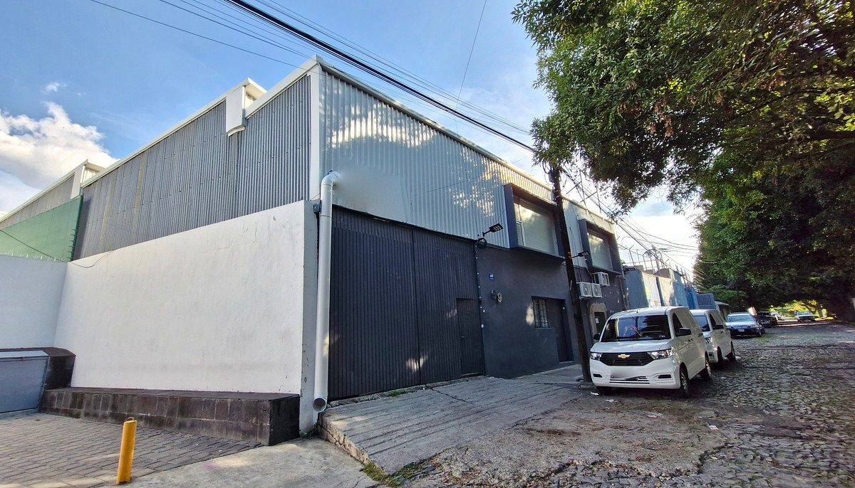 BODEGA EN VENTA ( Se vende rentada con inquilino), foto 1 de 22