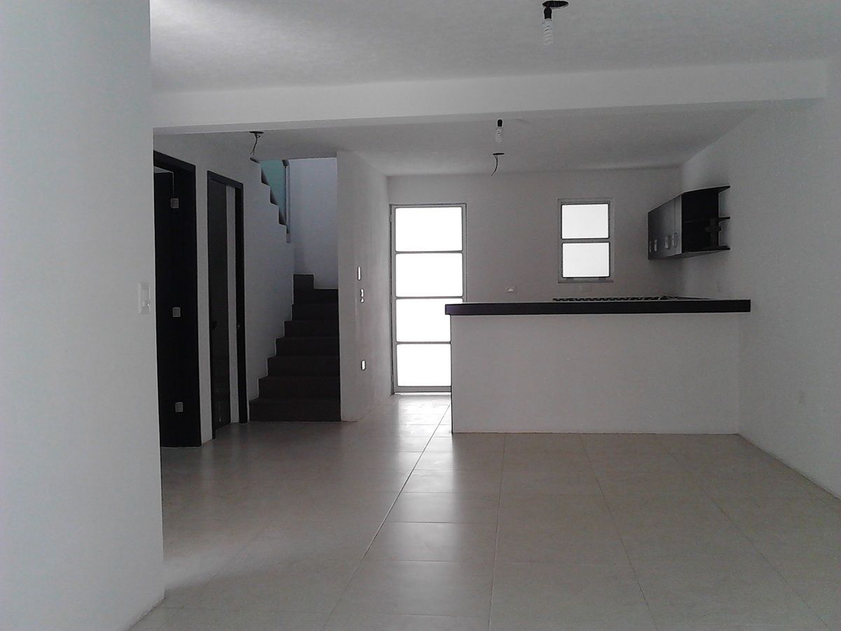 5 de 24: Sala - comedor, cocina, medio baño, escaleras