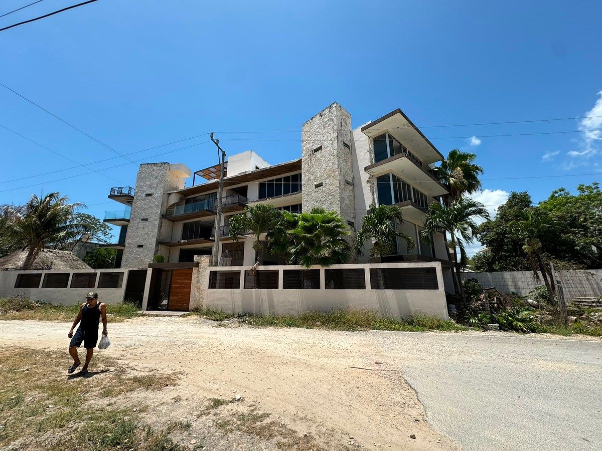 BUILDING FOR SALE LOCATED IN COLONIA LA VELETA TULUM, photo 1 of 31