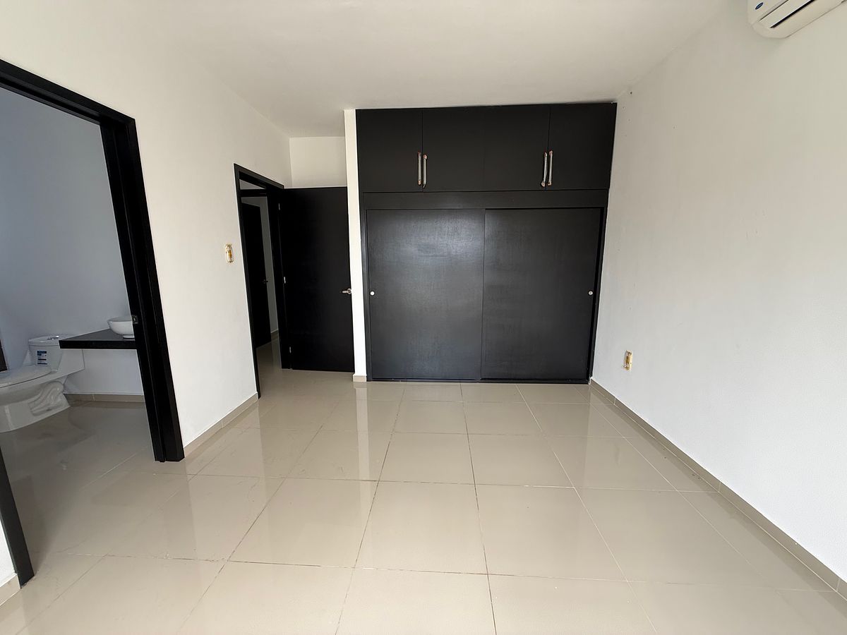 Recámara principal con clóset, baño completo y terraza, foto 10 de 20
