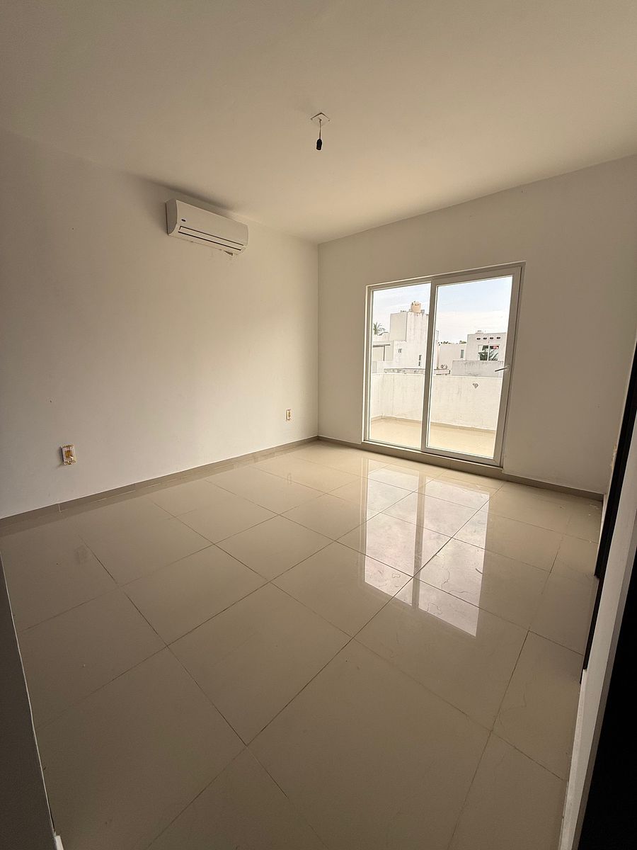 Recámara principal con clóset, baño completo y terraza, foto 11 de 20