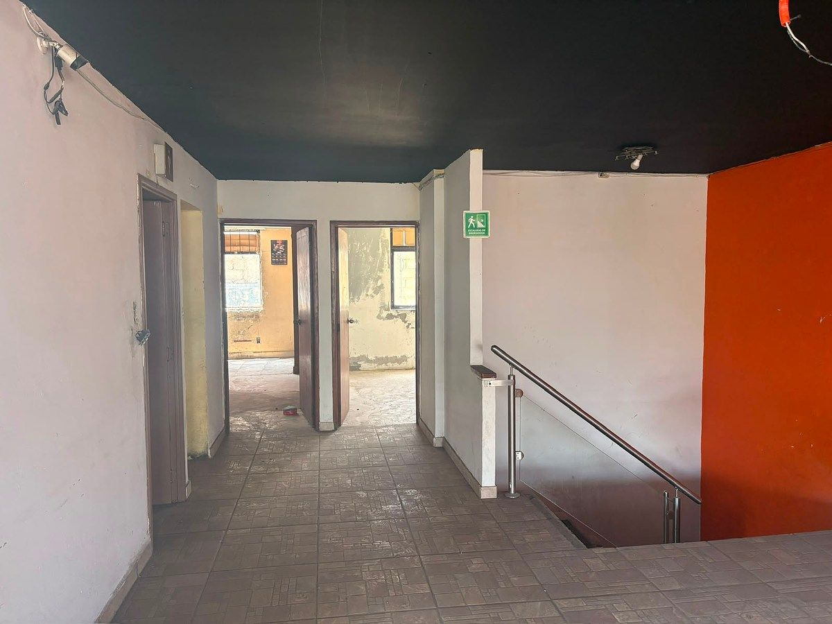 Acceso a terraza, oficinas y sanitario, foto 13 de 15