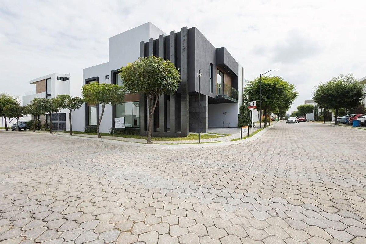 FOR SALE HOUSE ON CORNER PARK ZACATECAS, LOMAS DE ANGELÓPOLIS III, photo 1 of 13