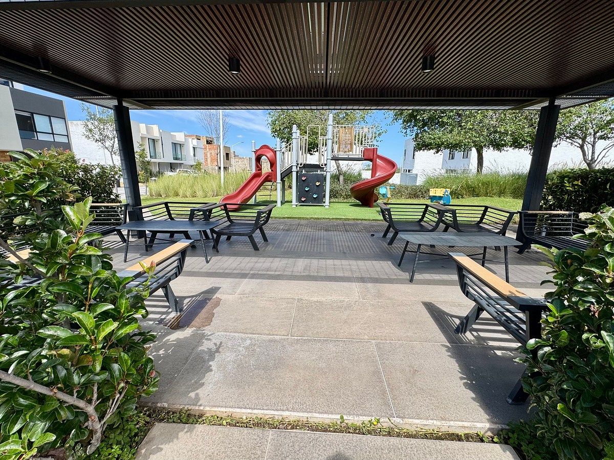 Terraza y juegos infantiles, foto 18 de 19