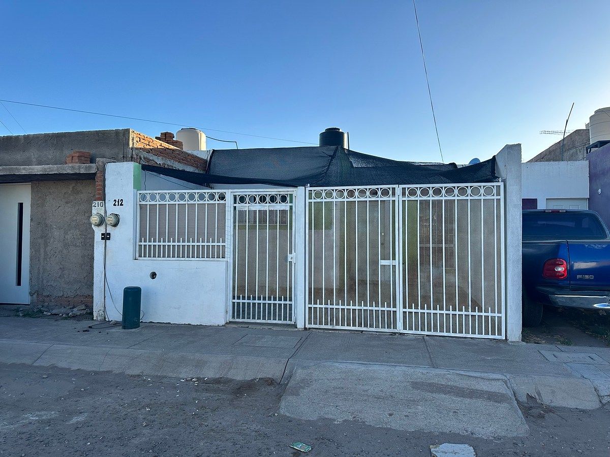 House for Sale in Fracc Bugambilias III, photo 1 of 11
