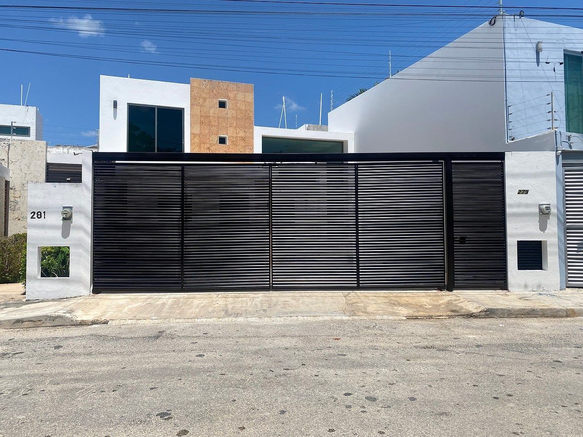 HOUSE FOR SALE IN MÉRIDA; MONTEBELLO, photo 1 of 48