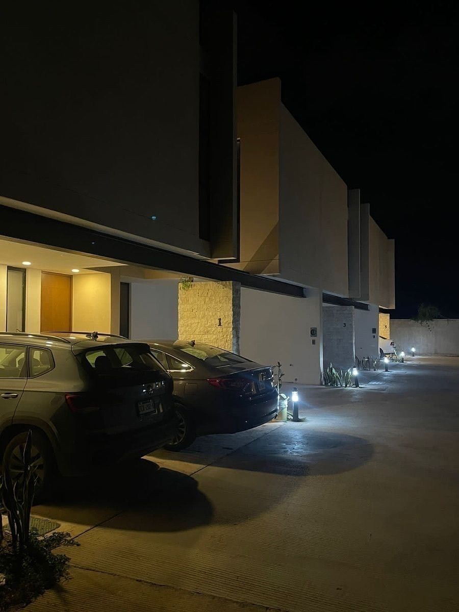CASA EN RENTA (TH) CON PANELES SOLARES, PRIVADA., foto 1 de 26