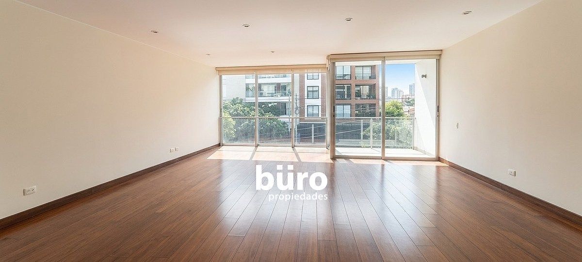 Gran sala comedor con vista hacia la calle, y techos altos., foto 3 de 16