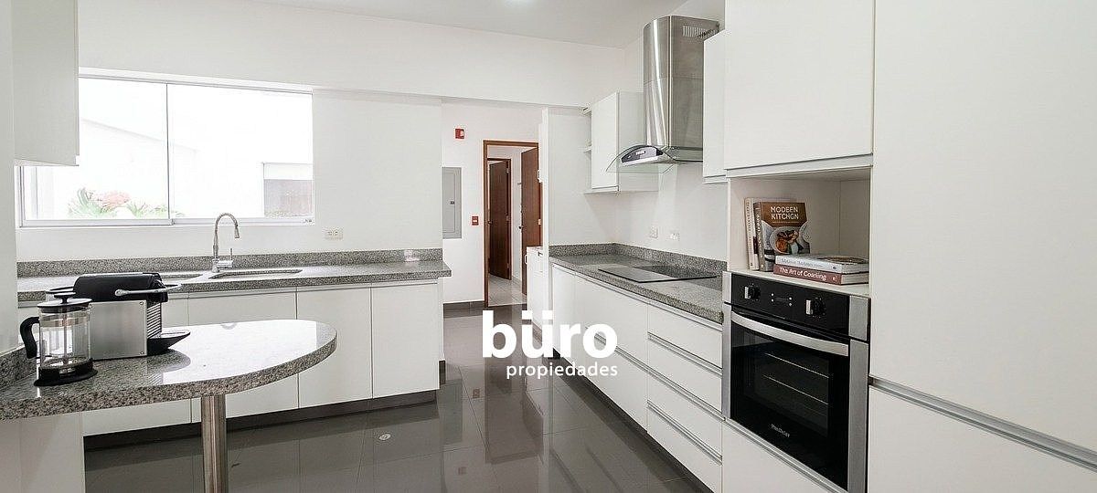Amplia cocina cerrada, equipada con cocina, campana y horno., foto 8 de 16