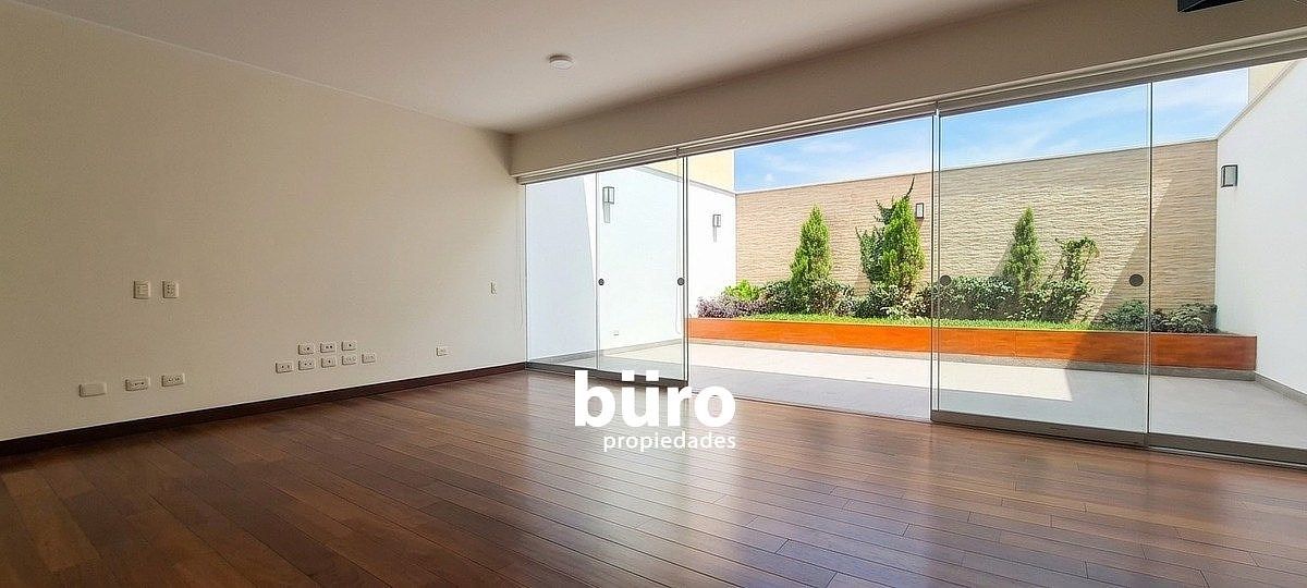 Sala de buen tamaño en el primer nivel con terraza privada., foto 2 de 16
