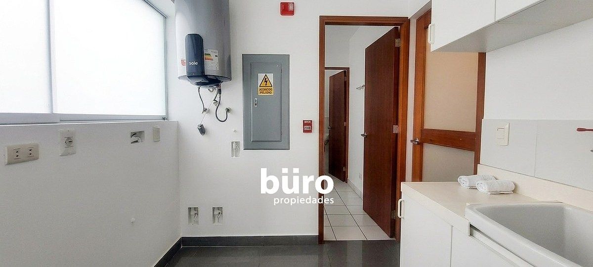 Área de lavandería y área de servicio con cuarto y baño, foto 11 de 16