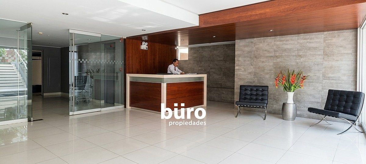 Lobby y recepción de buen tamaño., foto 12 de 16