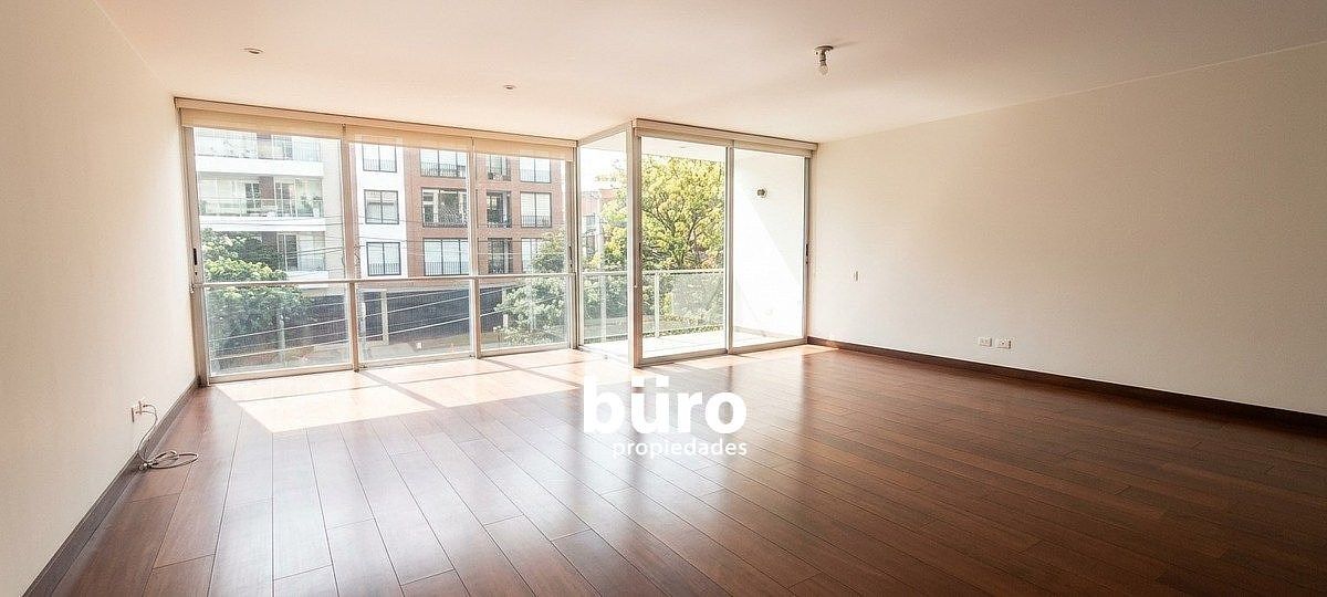 Iluminada sala comedor con mamparas de piso a techo., foto 1 de 16