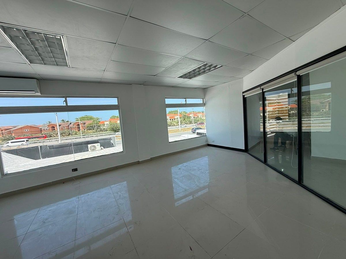 Local Comercial sobre Autovía del Coral en Punta Cana, foto 1 de 13