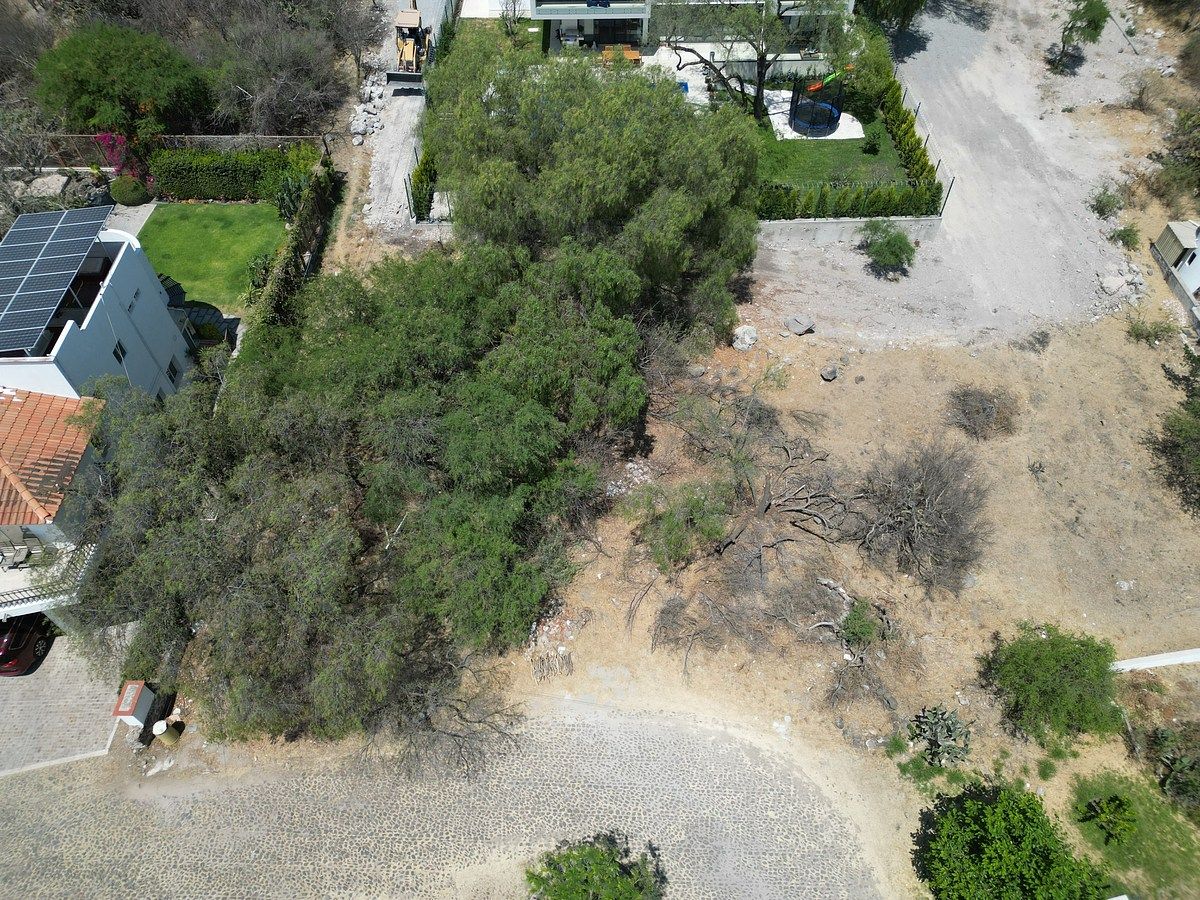 Terreno en esquina y calle cerrada balvanera polo country club