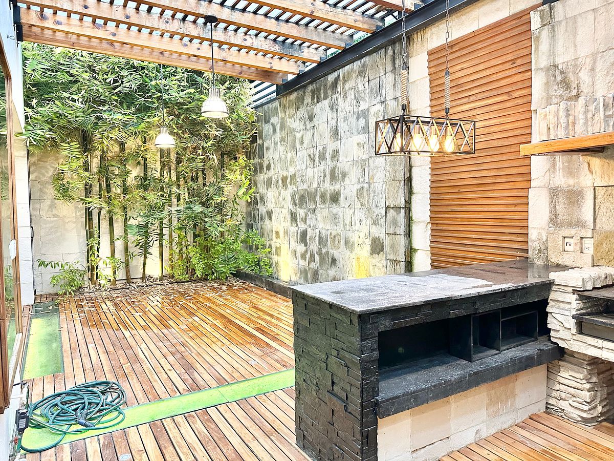 Terraza con Deck de Madera y Muro Lloron, foto 9 de 26