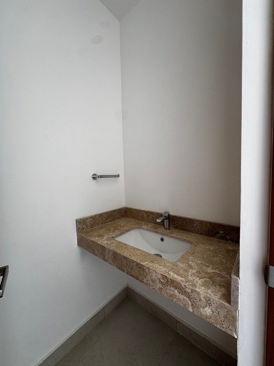 Medio baño de visitas, foto 5 de 26