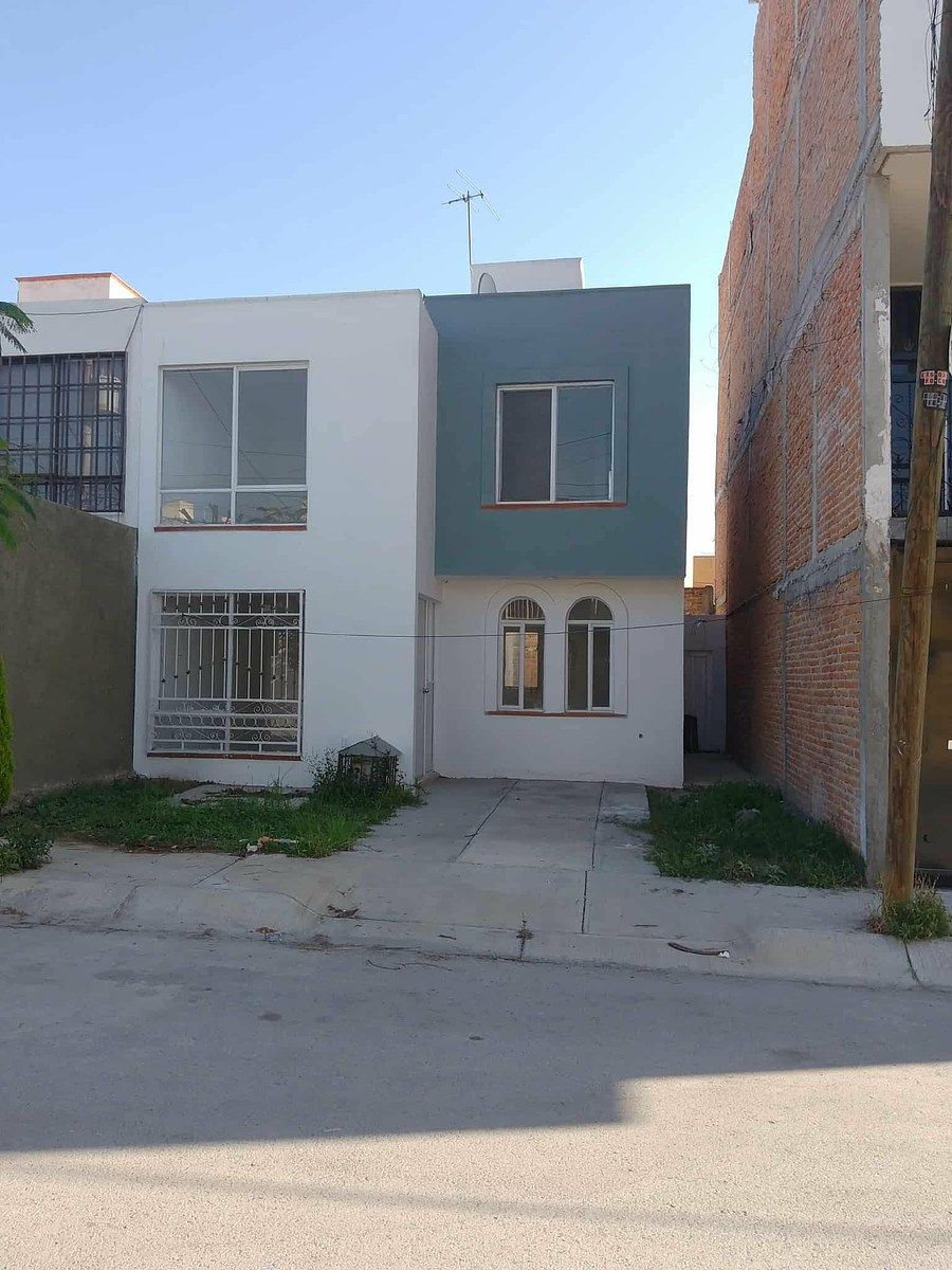 Remodeled House in Jacaranda Gardens | 4 Bedrooms, photo 1 of 18