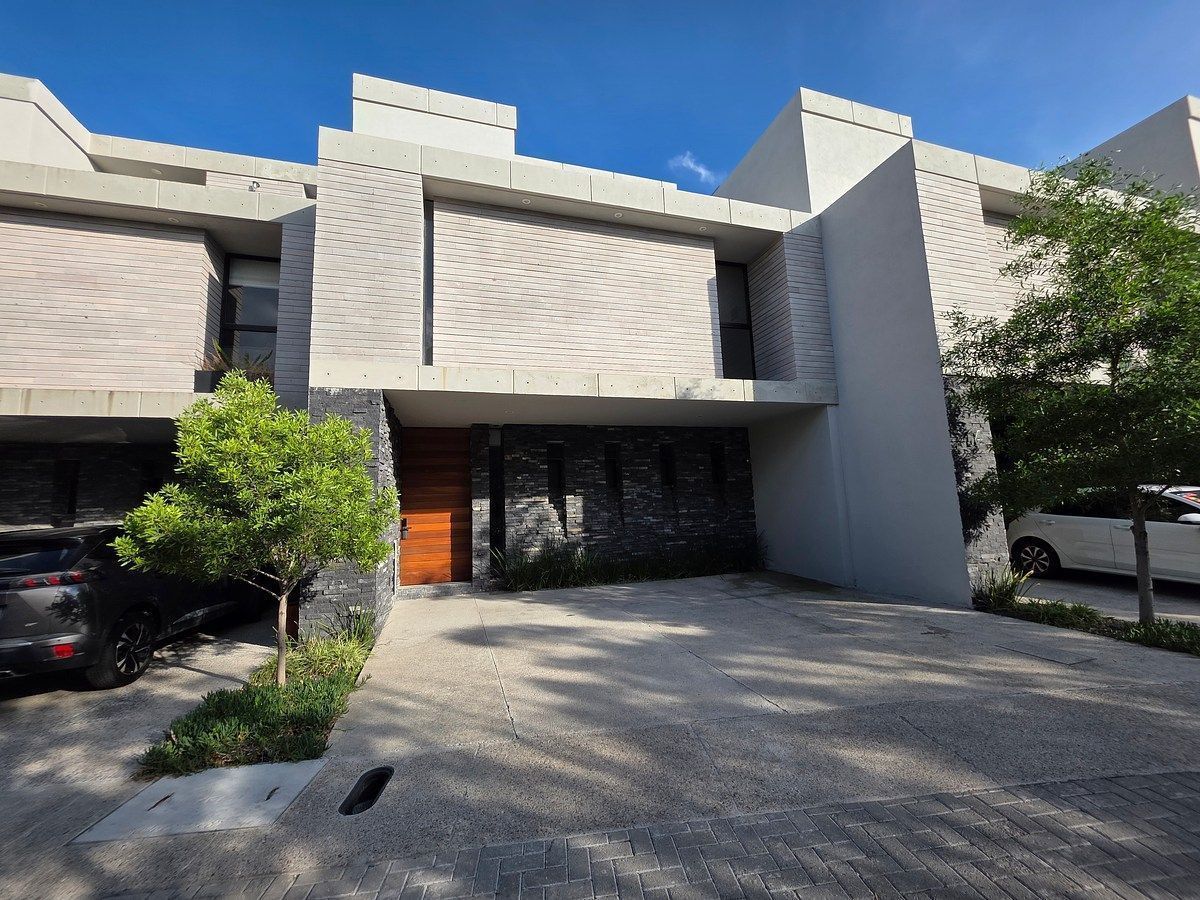 Casa en venta o renta en Altos de Juriquilla | Condominio Quiana | Roof Garden - foto 2
