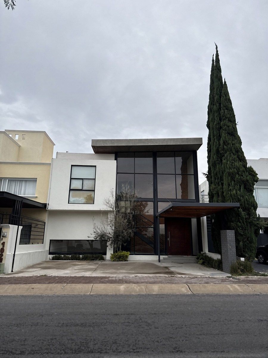 CASA DE AUTOR À VENDA REFUGIO QUERÉTARO COM 3 QUARTOS, JARDIM E DOBRA DE ALTURA, foto 1 de 33