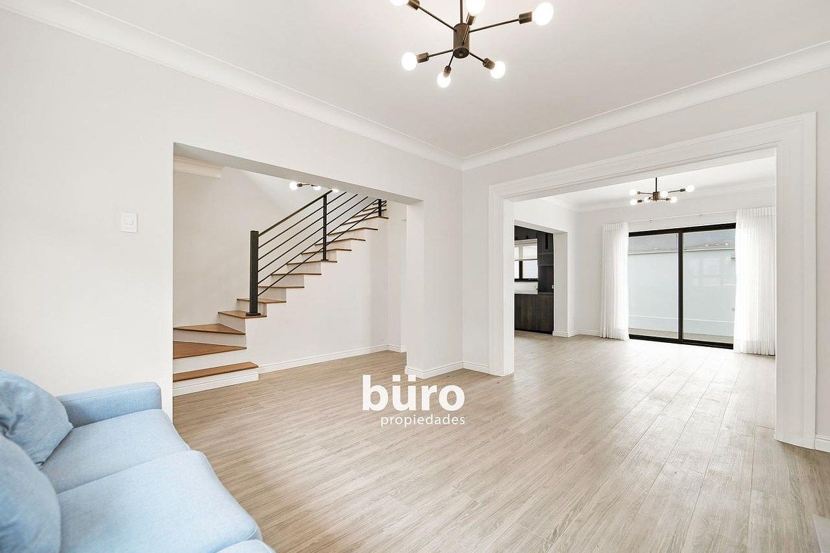 Sala y escalera de acceso al segundo piso, foto 1 de 18
