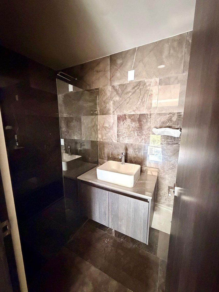 Baño completo, habitación principal, foto 7 de 18