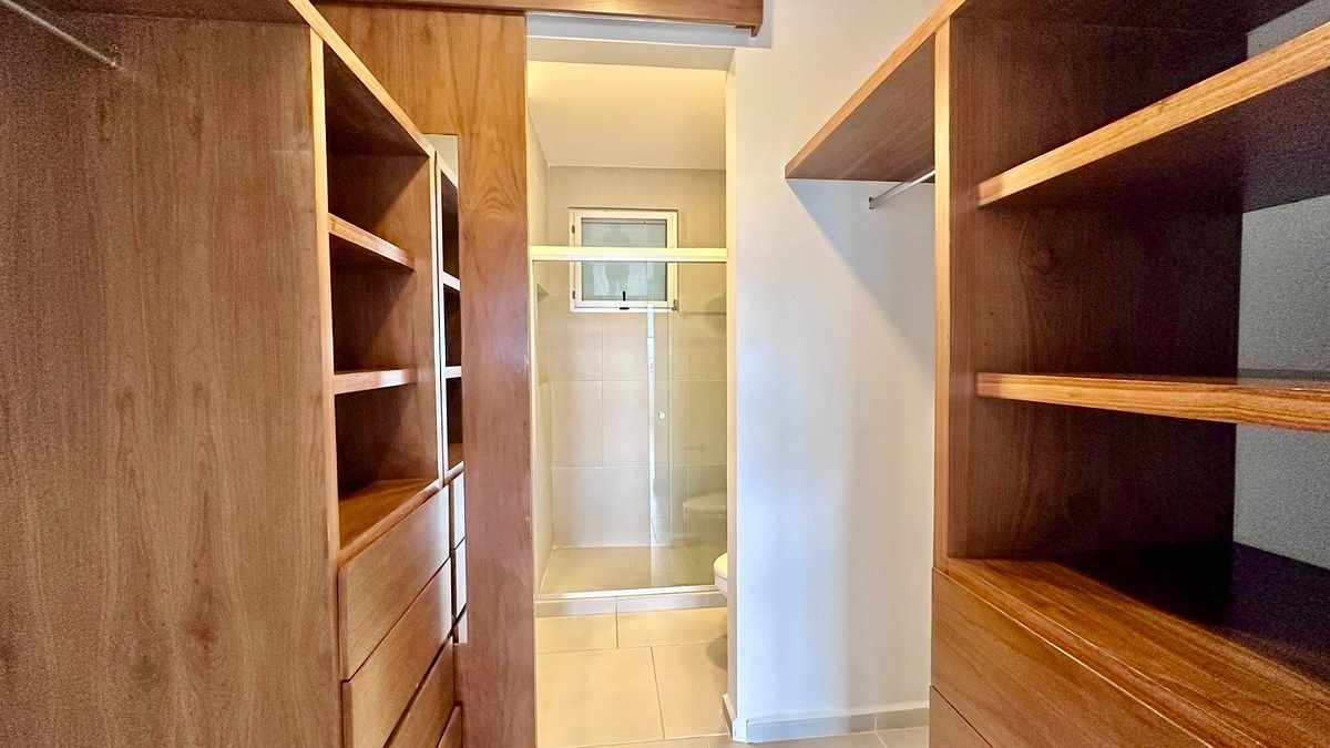 Closet vestidor y baño completo de habitación principal, foto 12 de 24