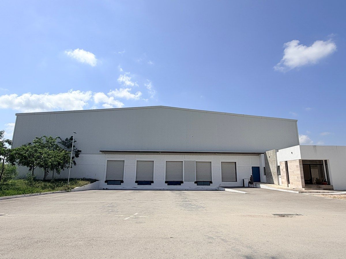 BODEGA AL NORTE DE MERIDA 3,000 M2, ENERGIA TRIFASICA, ANDENES, OFICINA, CASETA, foto 1 de 21