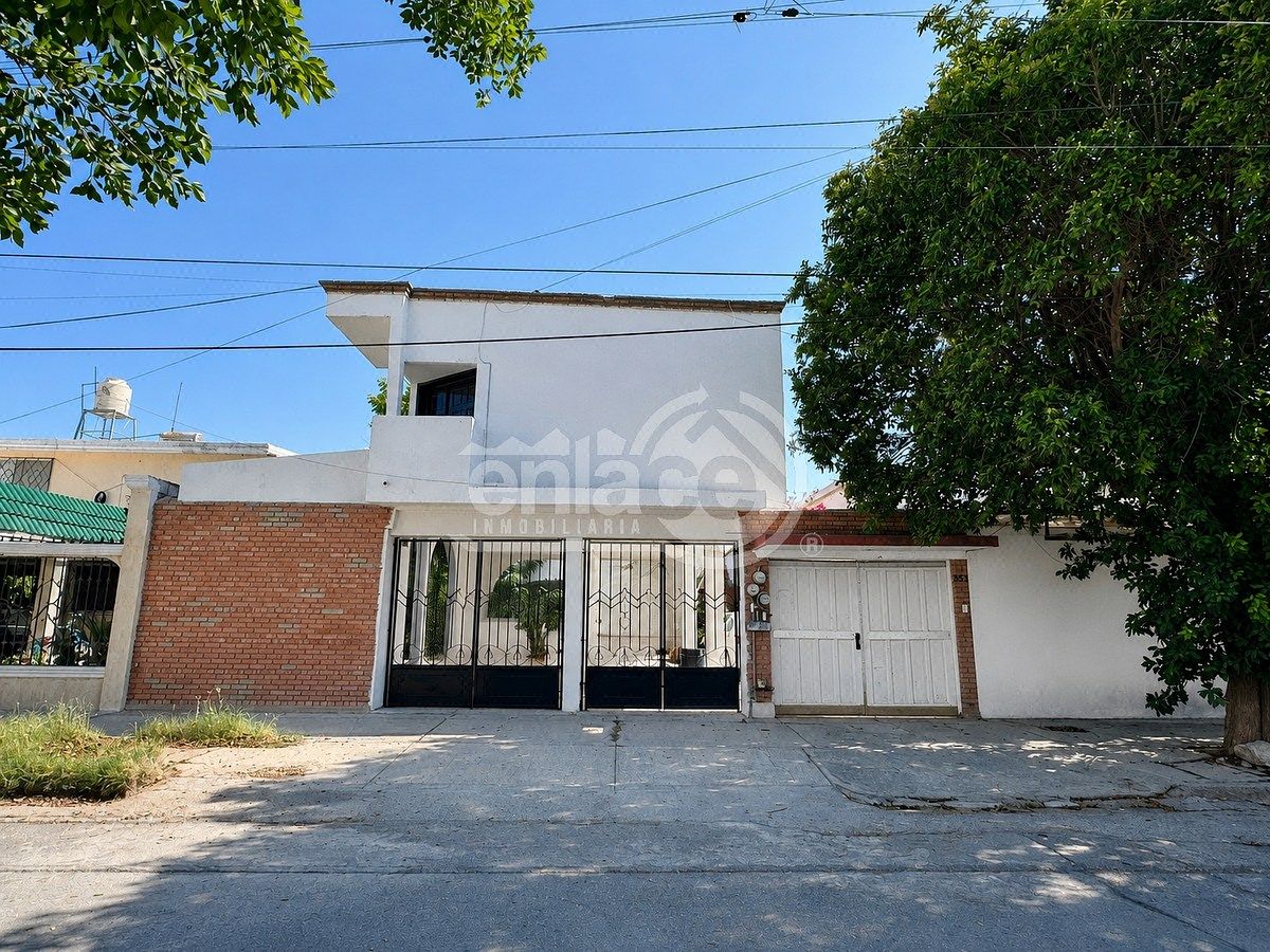 Casa con 3 Departamentos en venta