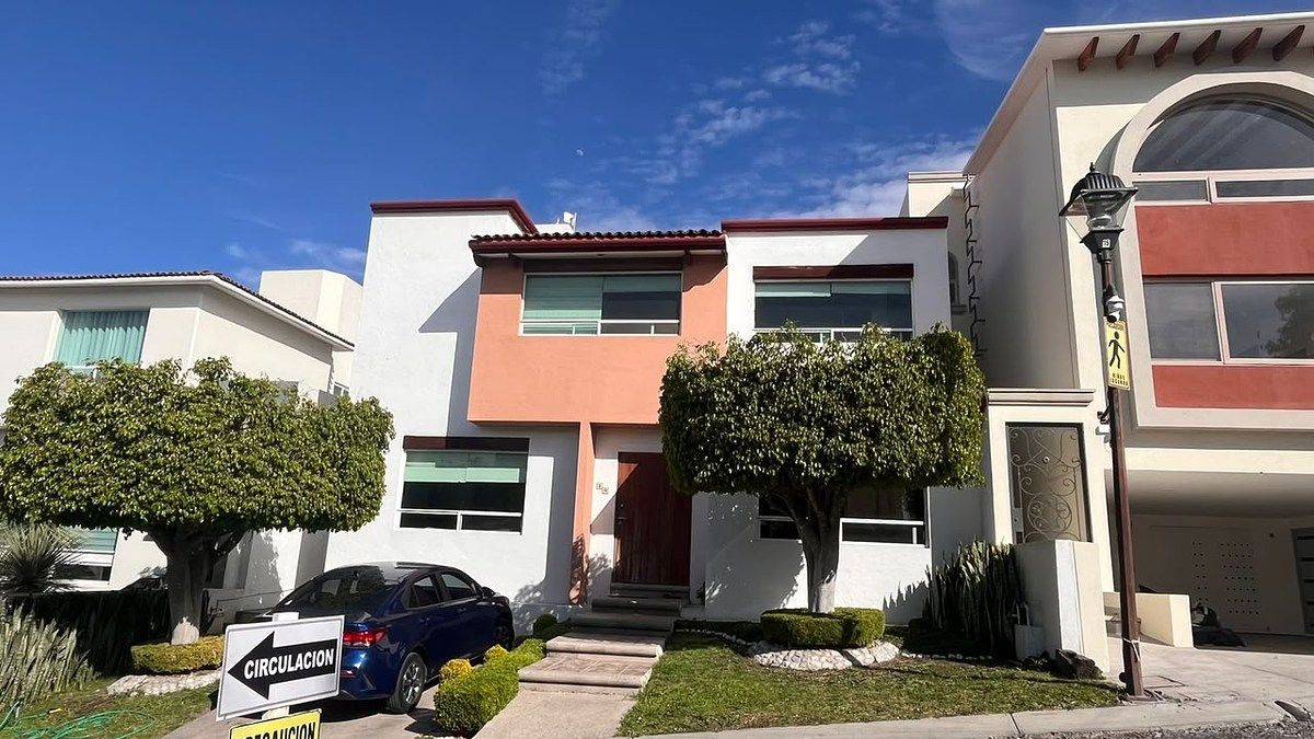 VENTA DE CASA EN BOSQUE DE VERSALLES CORREGIDORA. 2, foto 1 de 26