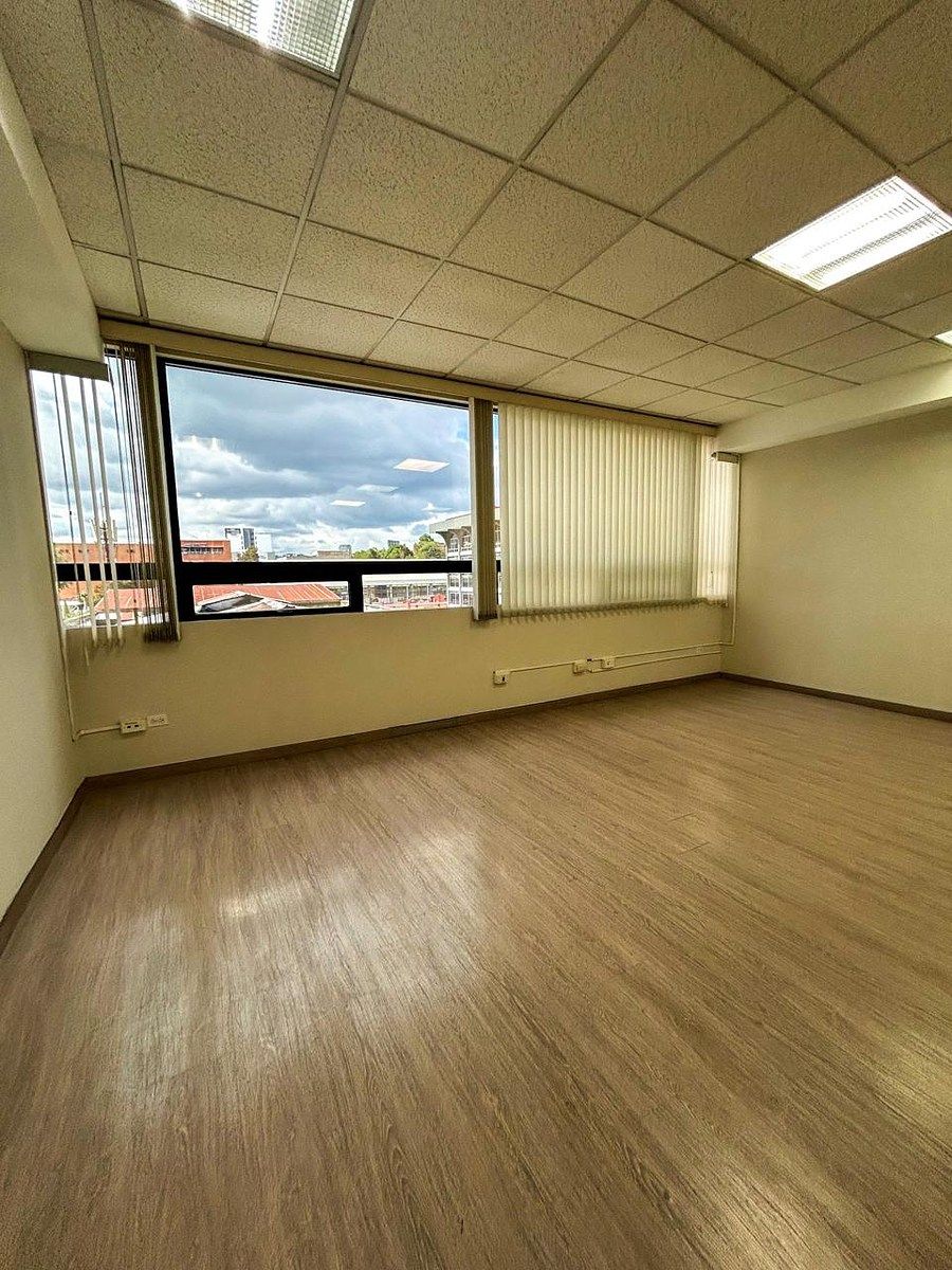 Oficina en Renta con 400m² en Zona 13 - Image 5