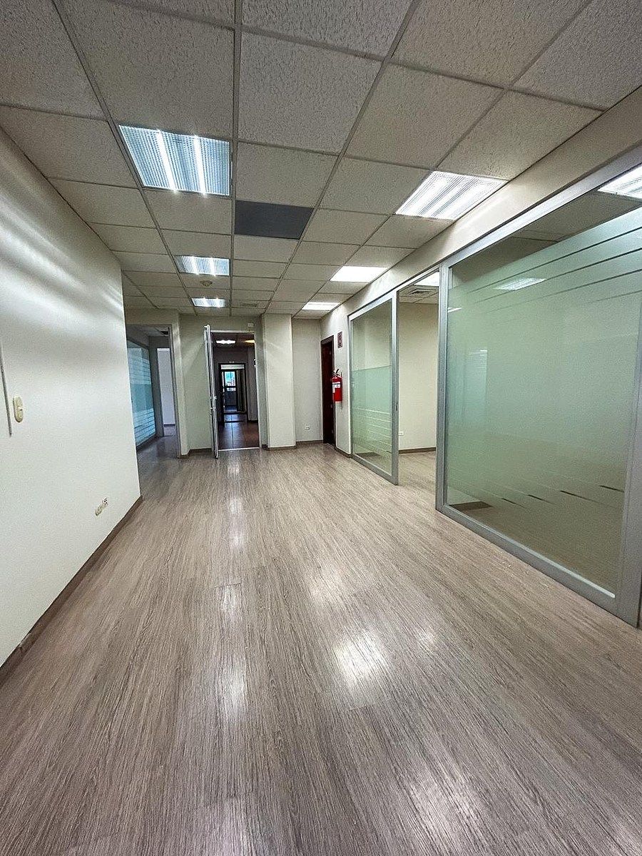 Oficina en Renta con 400m² en Zona 13 - Image 4