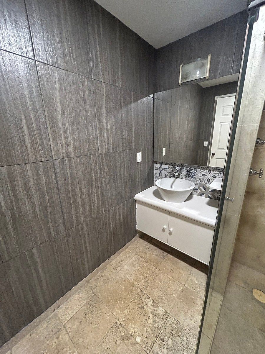 baño recámara principal, photo 10 of 17
